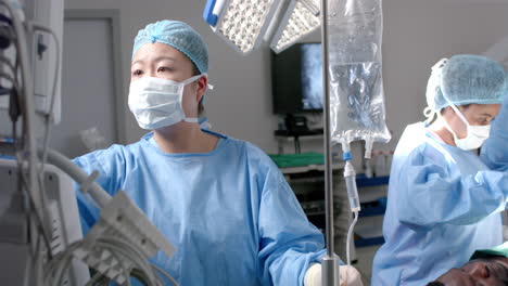 diversas mujeres cirujanas operando a pacientes en el quirófano, en cámara lenta