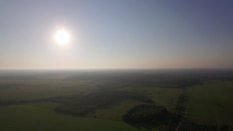 vuelo aéreo sobre los campos agrícolas con hierba verde rusia