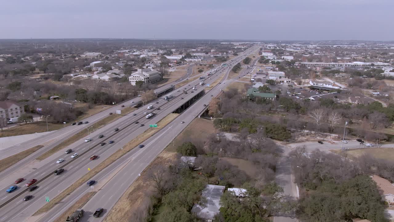 vista aérea de la interestatal 35 cerca del centro de round rock, texas en un día soleado