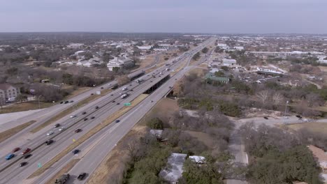 Vista-Aérea-De-La-Interestatal-35-Cerca-Del-Centro-De-Round-Rock,-Texas-En-Un-Día-Soleado