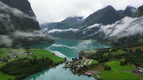 Lago-Oldevatnet-Y-Camping-En-Loen,-Vestland,-Noruega---Circuito-Aéreo