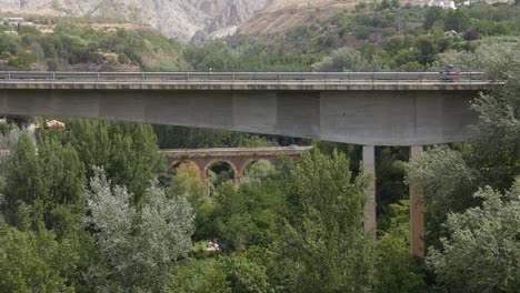 Zwei-Viadukte-Zwischen-Bergen,-Die-Von-Fahrzeugen-Befahren-Werden