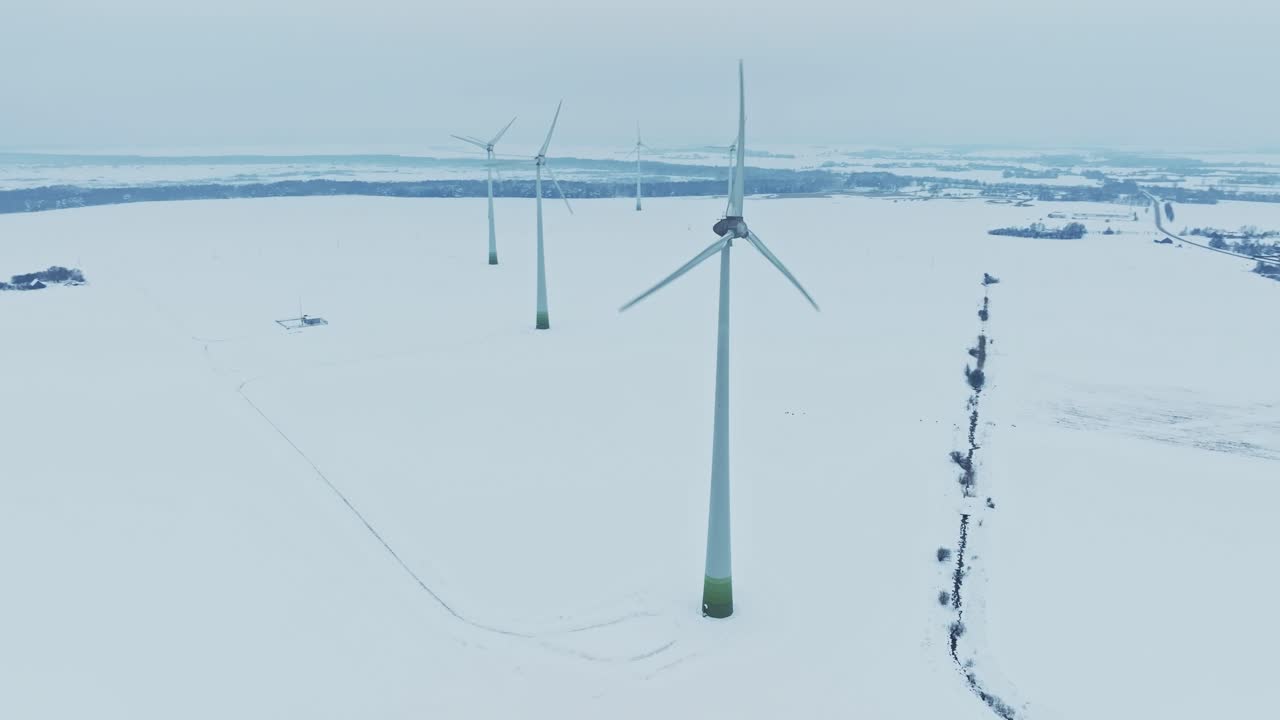 풍차 농장에서 공중에서 볼 때, 블레이드가 회전하고 소비자를 위해 전기를 생산합니다.