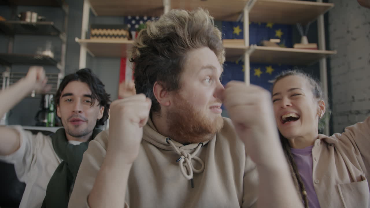 친구들이 함께 축하하는 것