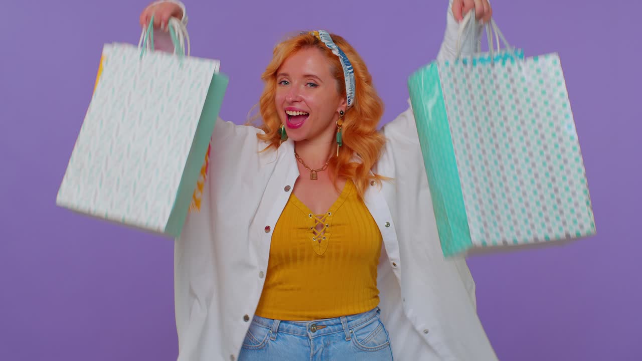 쇼핑 가방, 광고 할인, 저렴한 가격, 블랙 프라이데이 휴일 쇼핑을 보여주는 소녀