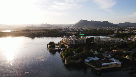 Der-Leela-Palast-Im-Pichola-See,-Udaipur,-Rajasthan,-Indien