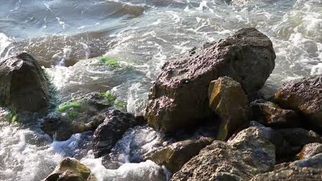 Zeitlupe-Der-Wellen,-Die-Auf-Die-Felsen-An-Der-Küste-Schlagen