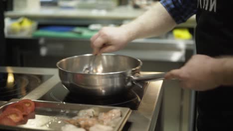 chef preparando comida en una cocina