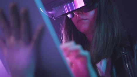mujer irreconocible con gafas vr navegando en una tableta