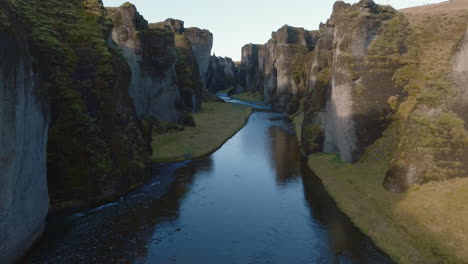 deslizándose por el cañón fjadrargljufur en islandia
