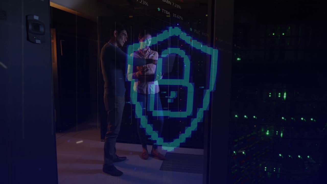 animazione del lucchetto su diversi ingegneri it femminili e maschili da server computerizzati