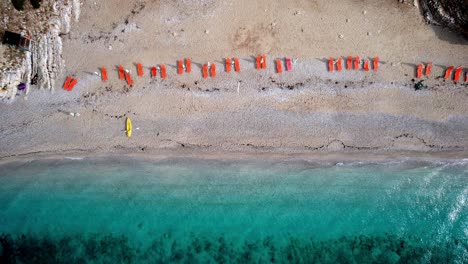 zoom hacia fuera de arriba hacia abajo de la playa de ksamil albania costa del mar jónico línea de arena azul