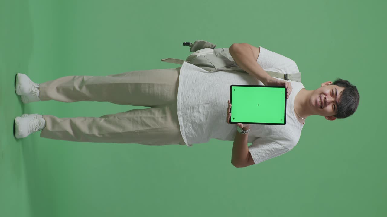 hombre sosteniendo una tableta con pantalla verde