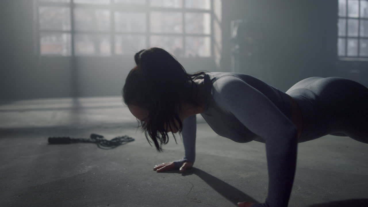 보드 에 서 있는 여자. 스포츠 클럽 에서 푸시업 을 하는 운동적 인 소녀