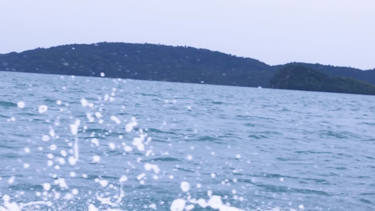 역동적인 바다 파도가 태국 크라비에 있는 레일리 해변에 부히며 평온하고 구름이 가득한 환경에서 촬영되었습니다.