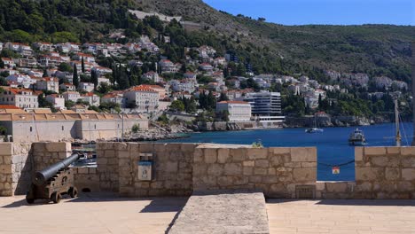 Schwenkansicht-Von-Den-Festungsmauern-In-Der-Altstadt-Von-Dubrovnik,-Kroatien