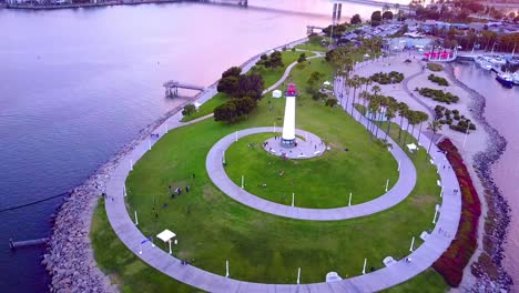 imágenes aéreas de drones del faro en el puerto de long beach que muestran los edificios del centro