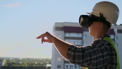 constructor trabajando con gafas vr. constructor proyectando con gafas vr futuro exterior de pie en el sitio de construcción