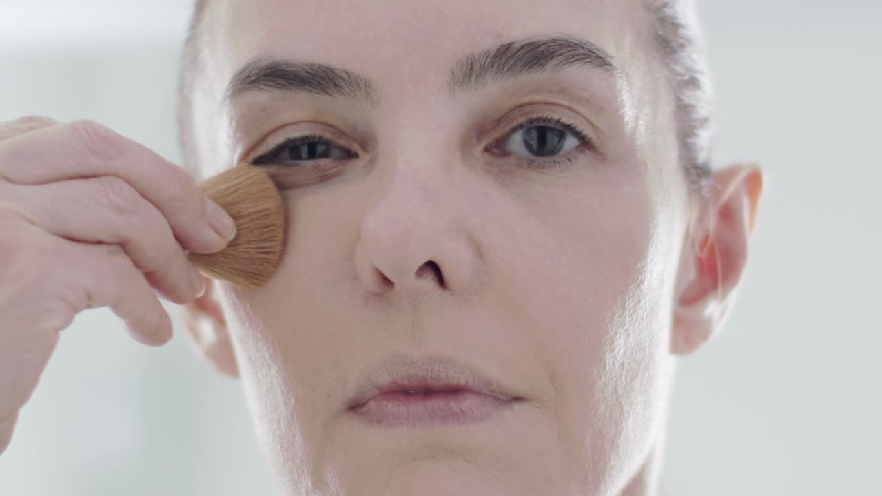 belleza y nutrición en la mediana edad, mujer encantadora limpiando su piel en la mejilla