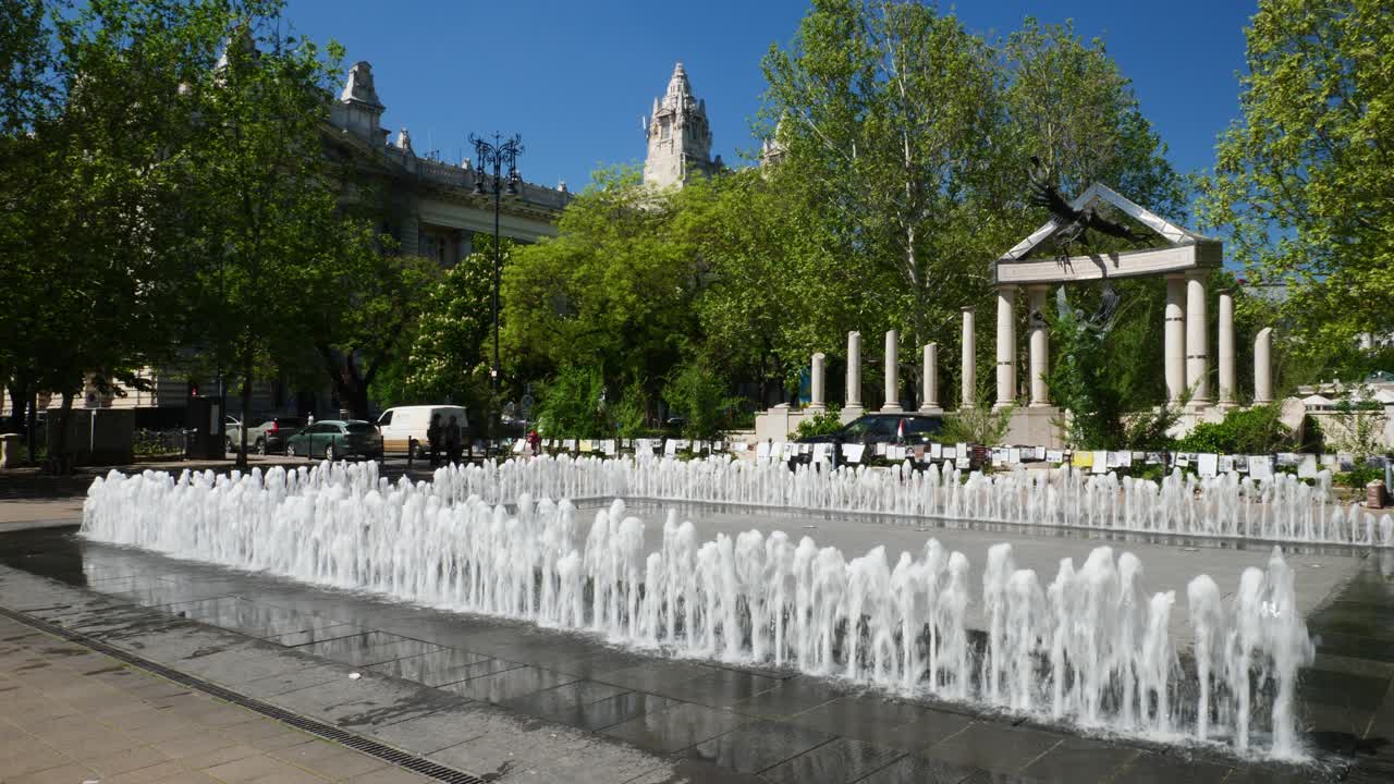 Fuente en la plaza de la Libertad de Budapest, Hungría