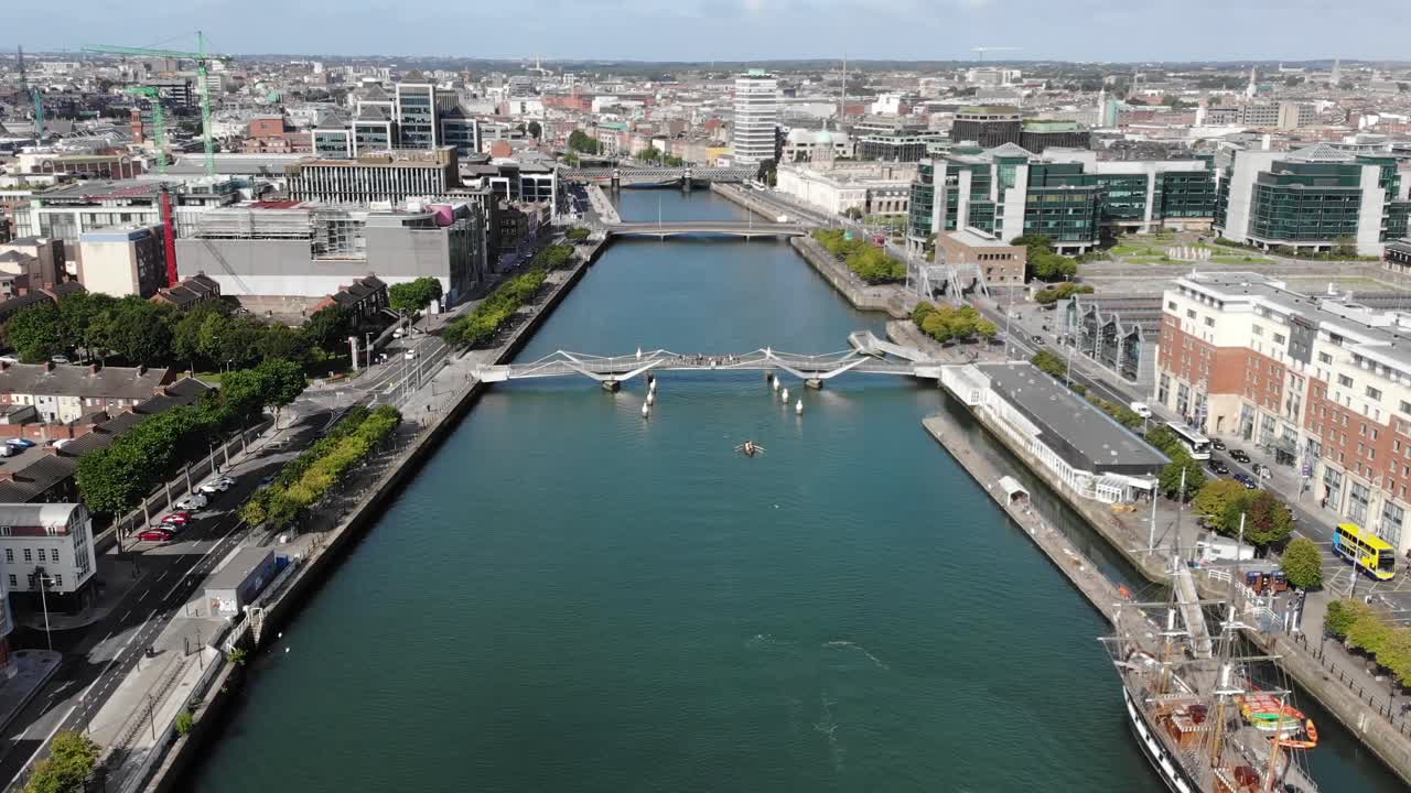 Canottaggio sul fiume Liffey a Dublino, estate in Irlanda. Veduta aerea della città