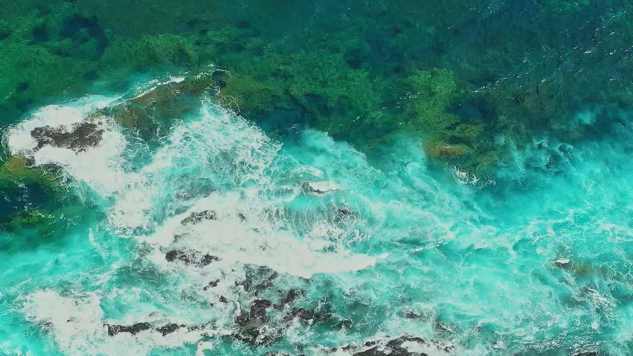 Vågor som slår mot klipporna i Teneriffa, Spanien under soligt väder
