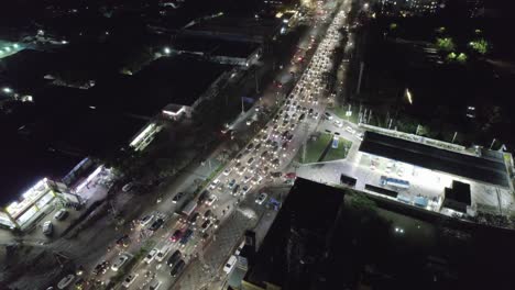 Tráfico-Pesado-Capturado-Aéreamente-Sobre-La-Ciudad-Del-Sur-De-La-India-En-La-Noche