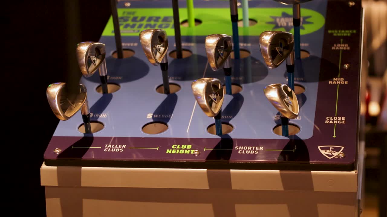 손 은 디스플레이 에서 골프 클럽 을 선택 하고 있다