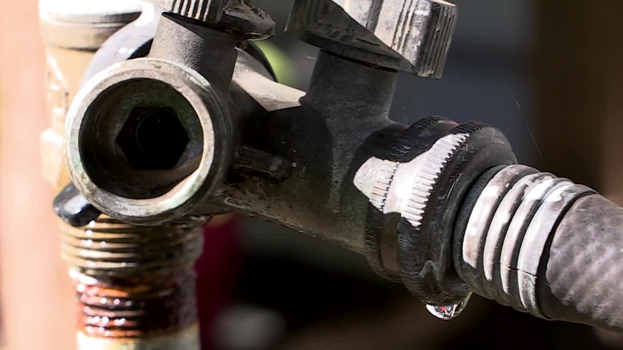 grifo que gotea a cámara lenta