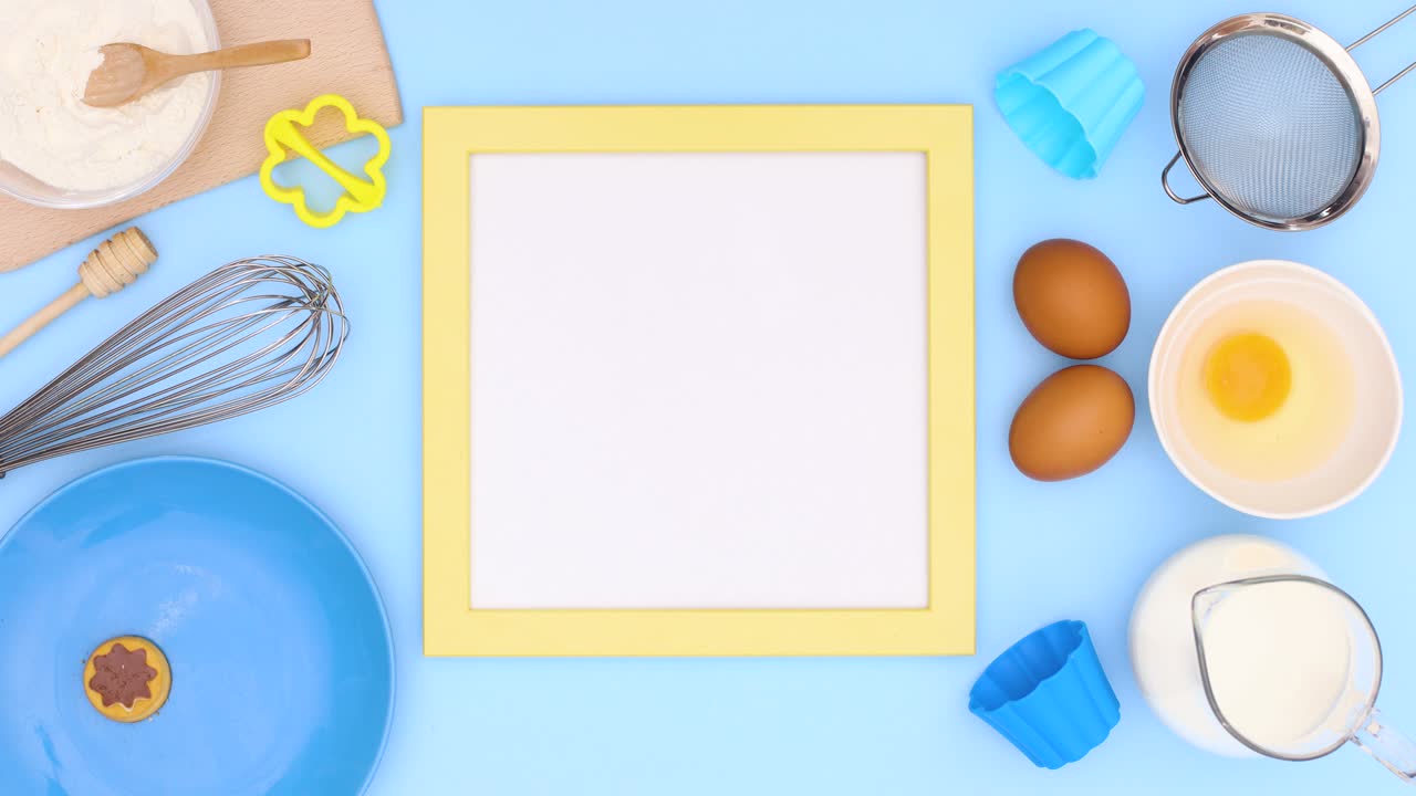 ingredientes para hornear galletas y galletas en plato azul con marco amarillo en tema azul. detener el movimiento