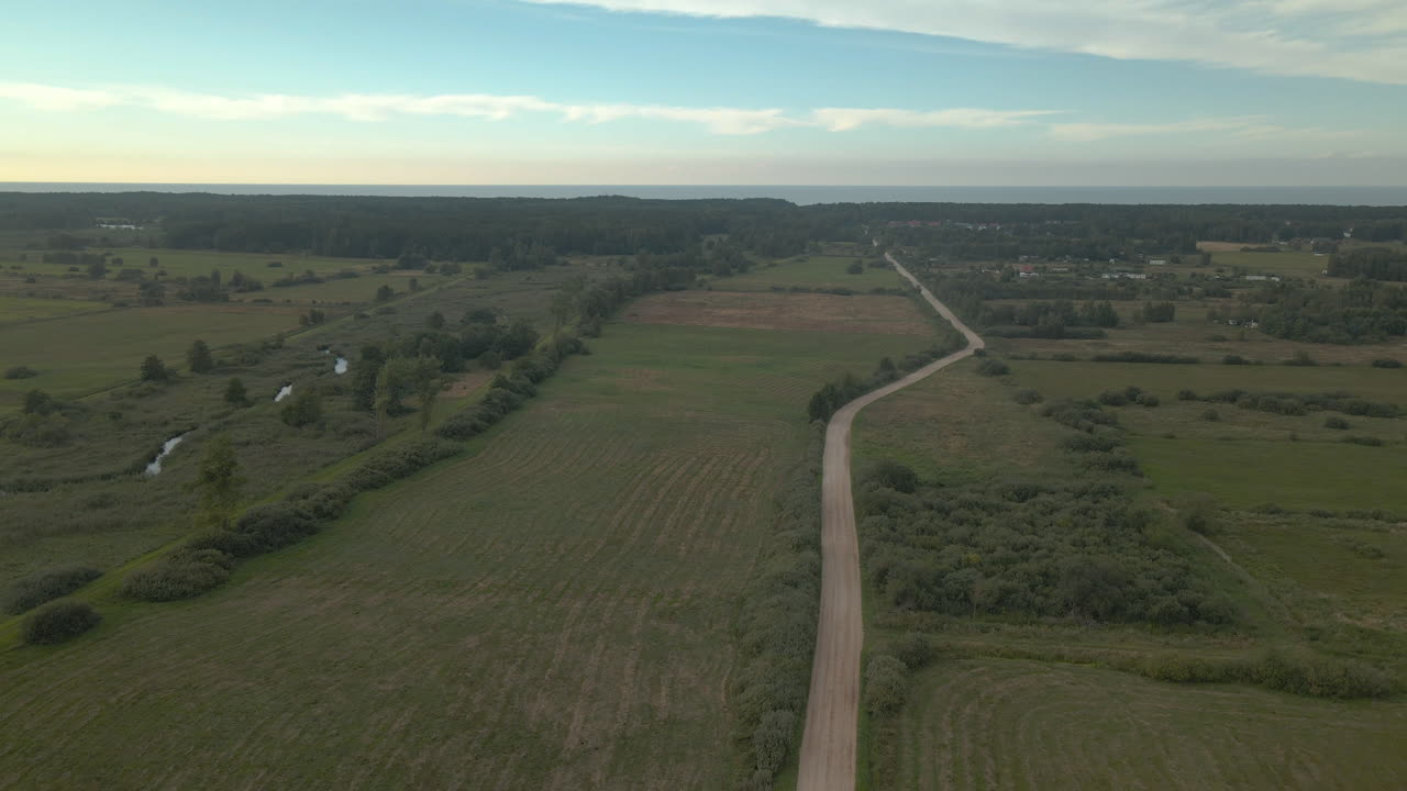 camino de tierra que serpentea a través de tierras de cultivo en la llanura polaca
