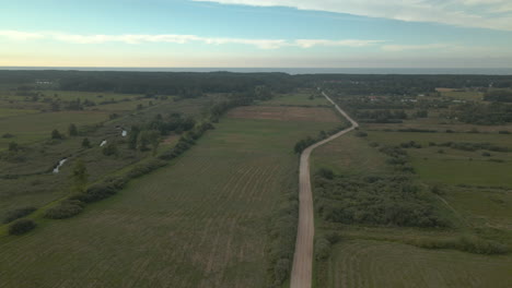 Feldweg-Schlängelt-Sich-Durch-Ackerland-In-Der-Polnischen-Ebene