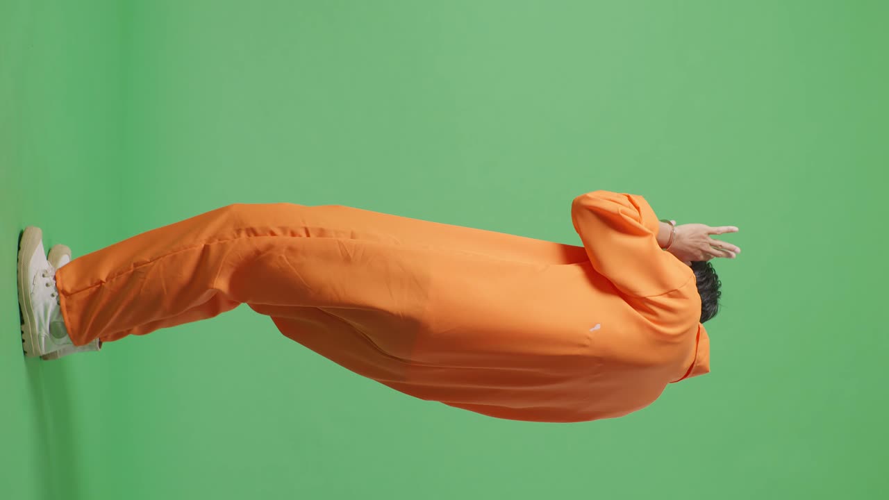 손을 은 오렌지색 스웨터를 입은 남자