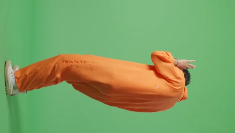 hombre en mono naranja con esposas