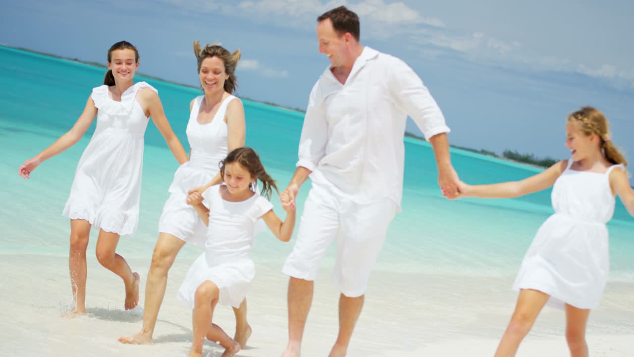 열대 해변 에서 산책 하는 행복 한 백인 가족