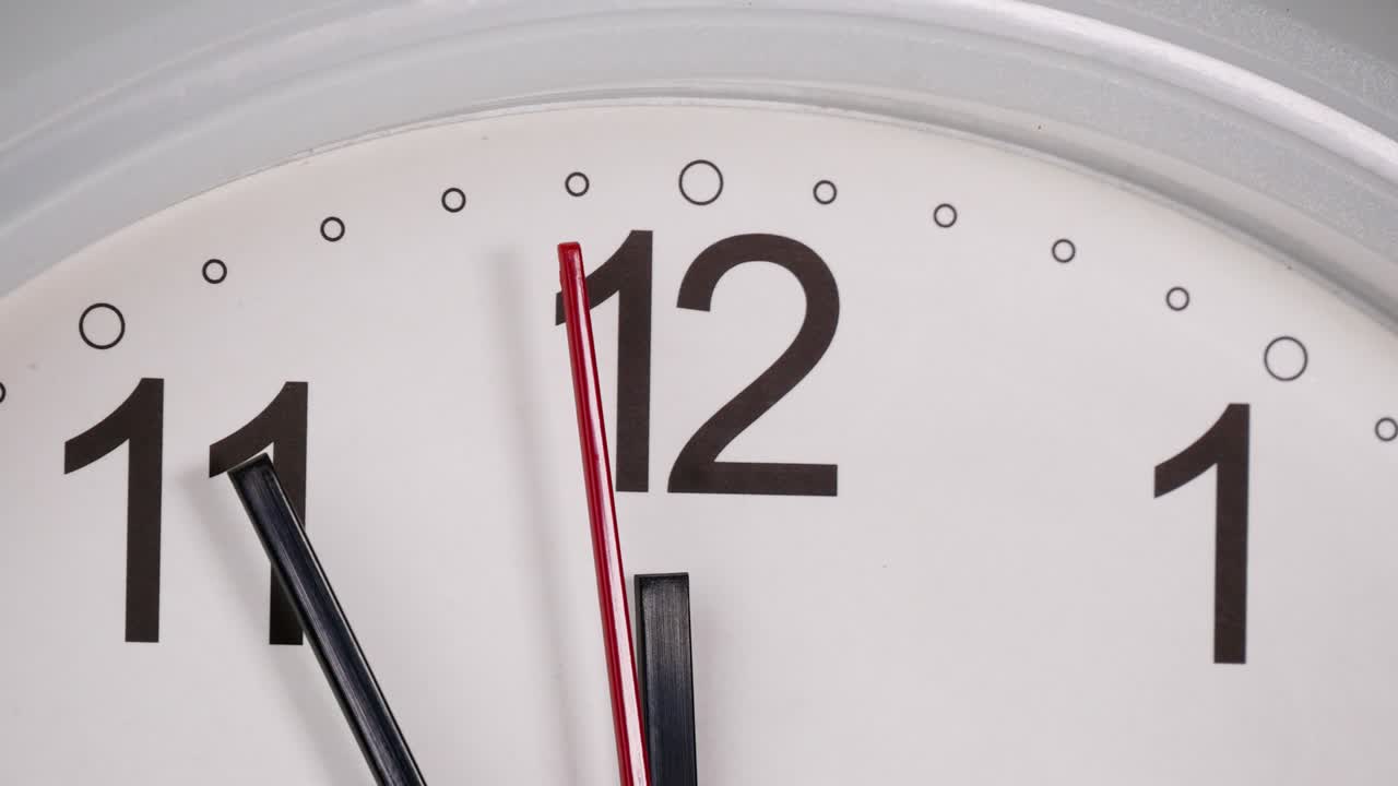 el reloj de pared blanco dice la hora de la medianoche.