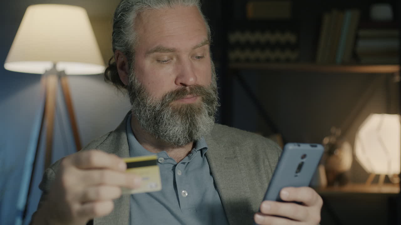 hombre pagando en línea con tarjeta de crédito