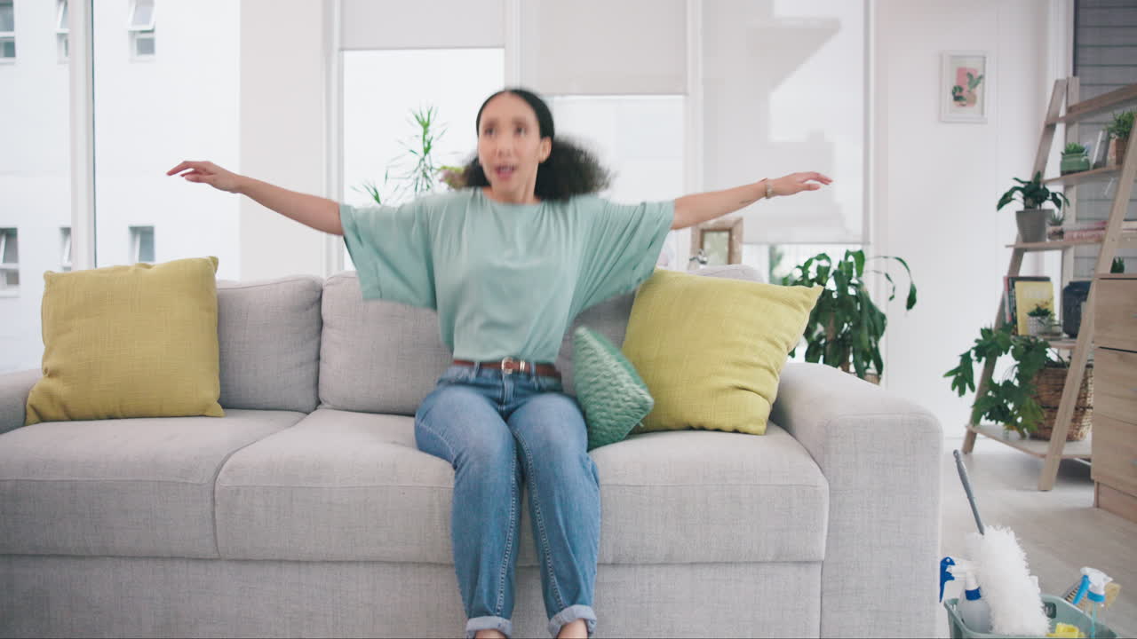 청소, 가정 및 여성 소파에서 휴식을 취