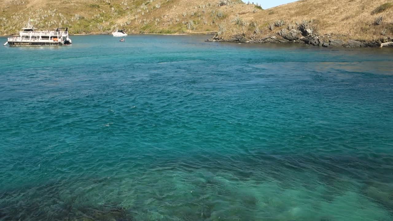 transbordador navegando por el canal de la laguna de araruama en cabo frio, rj, brasil, durante la marea alta