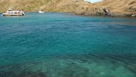 Fähre-Segelt-Durch-Den-Kanal-Der-Araruama-Lagune-In-Cabo-Frio,-RJ,-Brasilien,-Bei-Flut