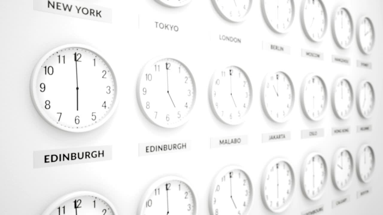 orologi rotondi con corpo bianco mostrano l'ora in diverse città sulla parete bianca. simbolo per l'ora media di greenwich.