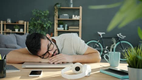 seamless loop of male freelancer sleeping at desk on laptop at home relaxing during break