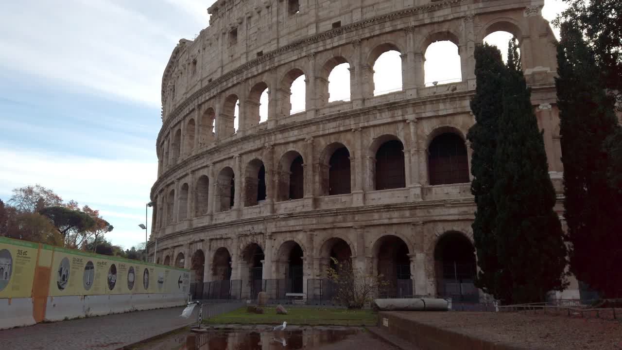 폭우 후 웅덩이에 미러링하는 코로나 위기 동안 관광객이 없는 콜로세움