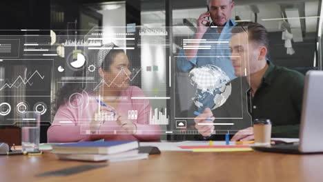animación del procesamiento de datos sobre diversos colegas que discuten el trabajo en la oficina