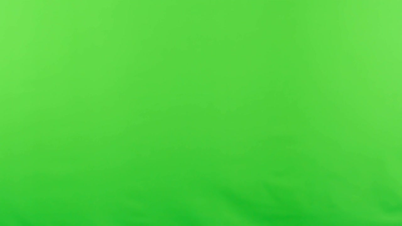 mensajero con guantes protectores dando una caja de regalos a una mujer, de cerca