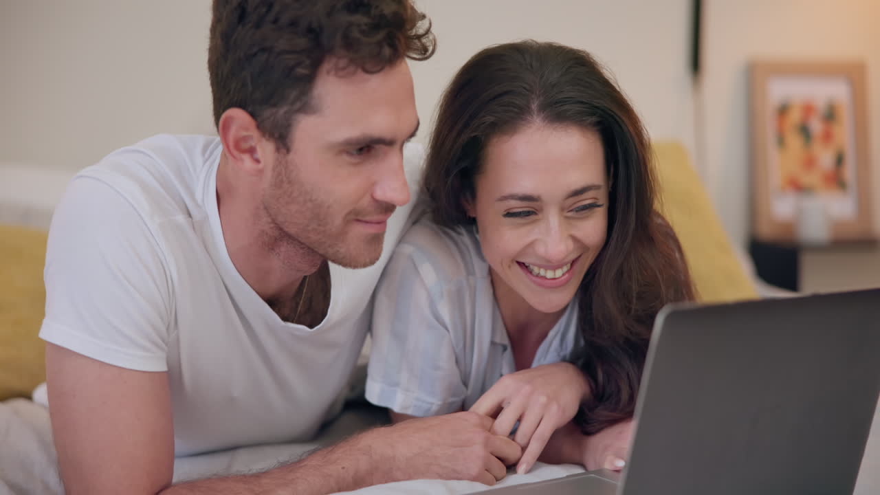 pareja feliz, transmisión y película en computadora portátil
