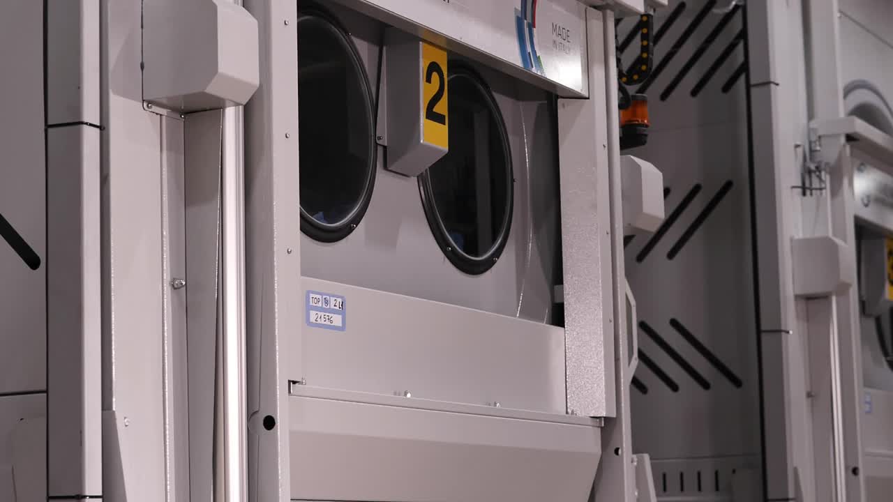 una toma inclinada hacia abajo de una máquina colocada en una fábrica