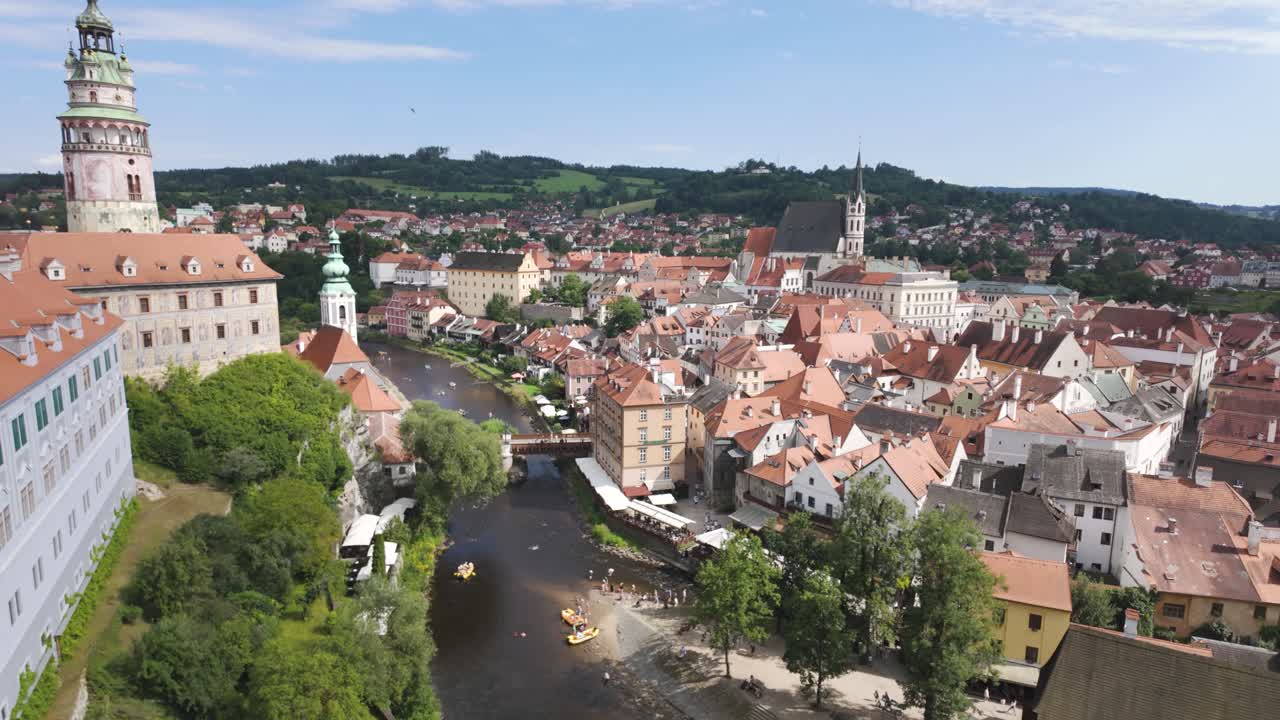 Český Krumlov com seus telhados vermelhos e arquitetura medieval em um dia ensolarado, vista aérea
