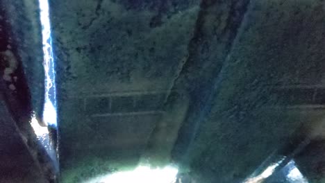primer plano de tiras de tela azul lavando la suciedad del parabrisas de un automóvil en un túnel de lavado de automóviles