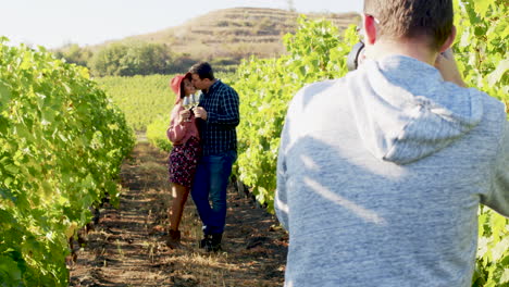 Pareja-Caucásica-Siendo-Fotografiada-En-Un-Viñedo